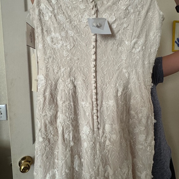 Elegant Lace Sleeveless wedding dress - Picture 9 of 15